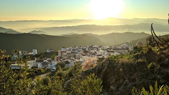 Excursión a pie por el desfiladero de El Saltillo y el pueblo blanco desde Málaga
