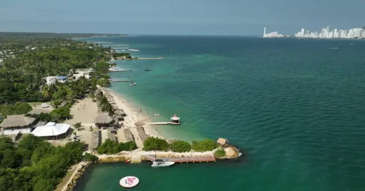 Isla Tierra Bomba beach club: Day Pass with typical food