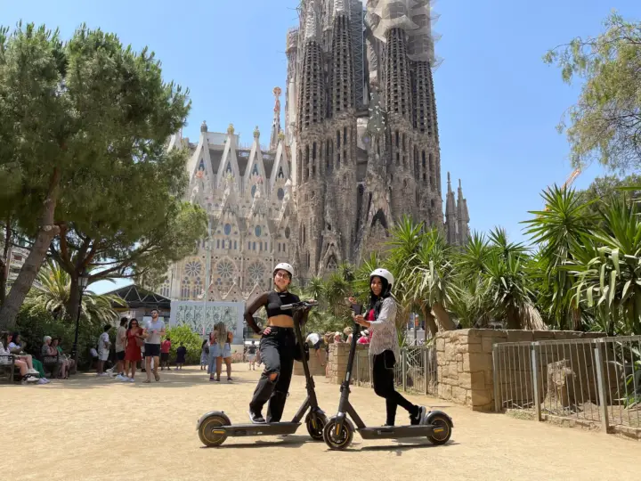 Barcelona: Recorrido en eScooter de 3 horas por la Sagrada Familia