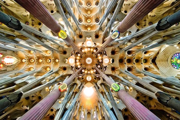 Hora dorada en la Sagrada Familia de Gaudí con guía experto