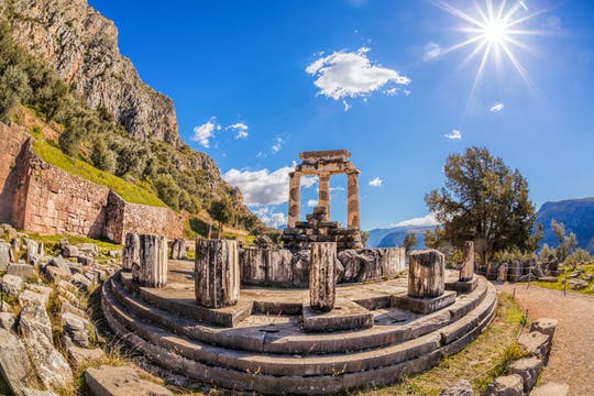 Sitio arqueológico de Delfos con realidad virtual desde Atenas