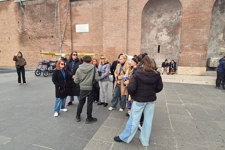 Visita guiada en grupo pequeño del Coliseo, Foro Romano y Colina Palatina