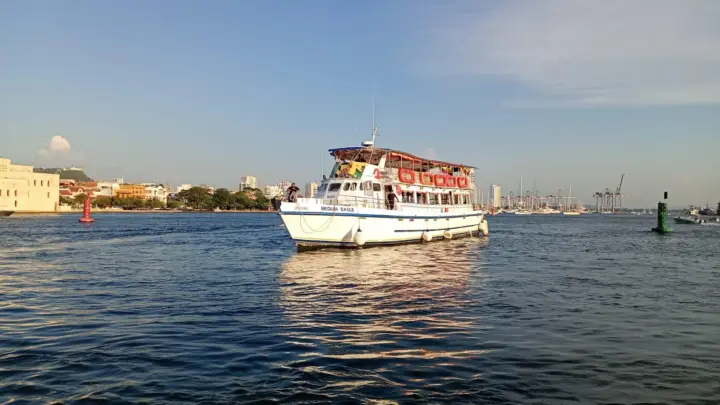 Cartagena Mágica: City tour panorámico en chiva + Tour bahía y barra libre