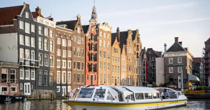 Ámsterdam: cómodo paseo en barco por los canales de la ciudad + audioguía