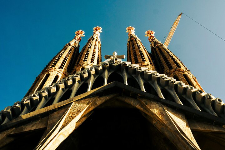 Barcelona Icónica: Sagrada Familia, Gaudí y Degustación de Dulces