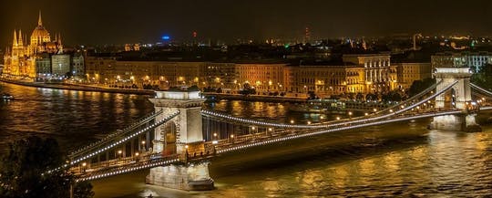 Crucero con cena por el Danubio con baile folclórico y música en vivo