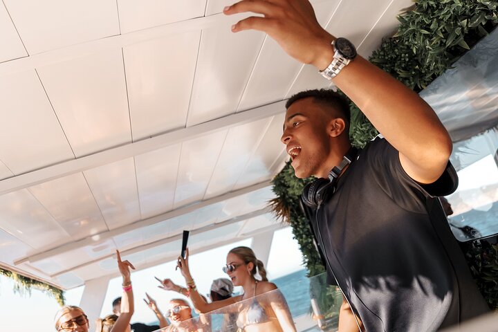 Ibiza Sunset Party Boat con bebidas Actos en vivo DJ y bailarines