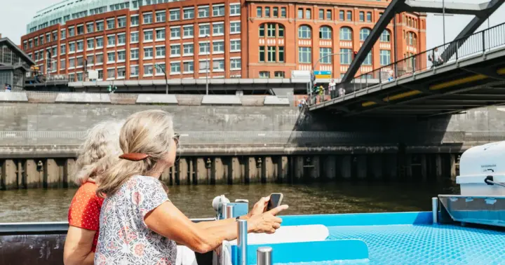 Hamburg: 2-Hour XXL Port of Hamburg Cruise Tour