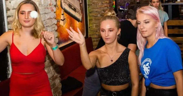 Praga: Experiencia Beer Pong con Cerveza Checa Ilimitada