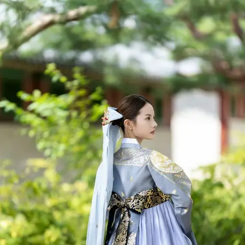 Hanbok That Day: Sesión fotográfica de lujo al aire libre con hanbok + peinado (opción de maquillaje)