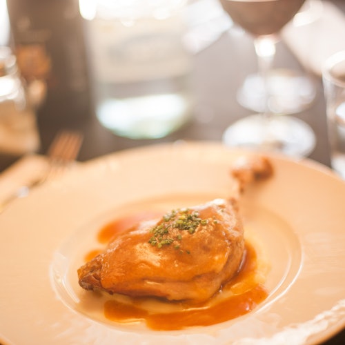 Montserrat & Wineries: Round trip + Wine Experience with Traditional Meal