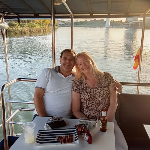 Sevilla: Crucero en barco con bebida y aperitivo