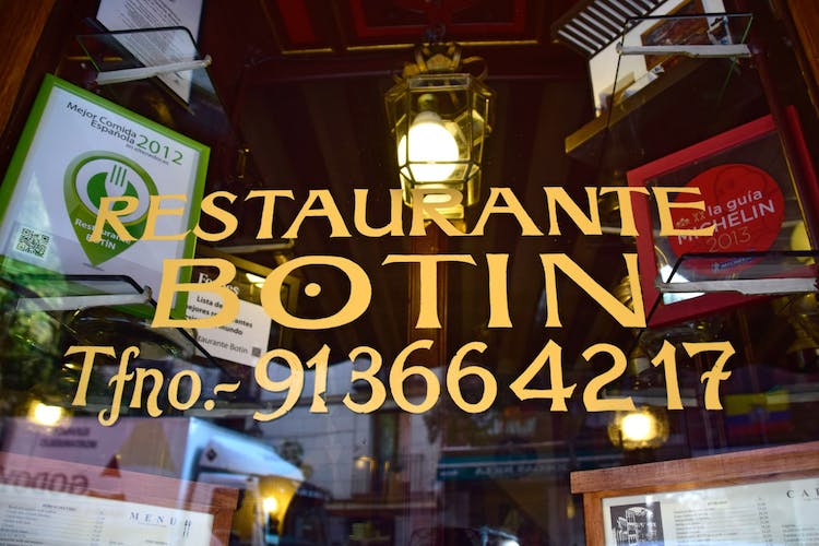 Nat Geo Day Tour: La historia de Madrid: el Palacio Real y comida en el restaurante más antiguo del mundo