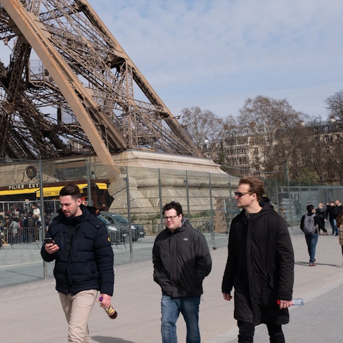 Torre Eiffel: Entrada reservada + Tour de mañana con guía