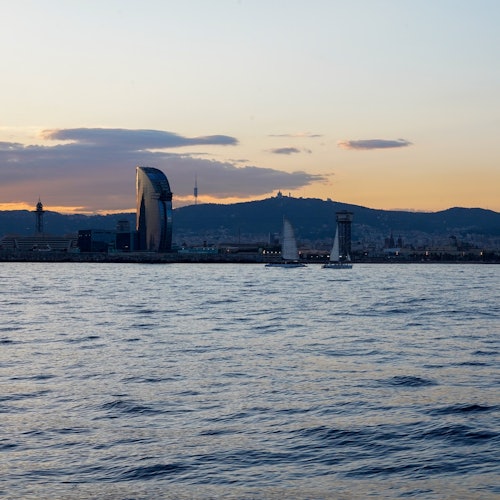 Barcelona: Crucero al Atardecer en Catamarán Ecológico + Música en Directo