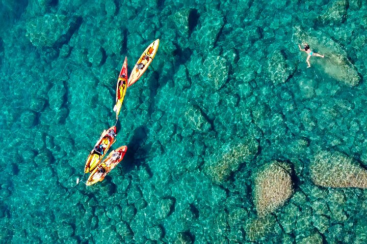 Aventura en la Costa Brava: Kayak, Snorkel y Saltos con la Comida