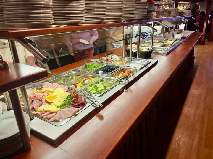 Prague: Sightseeing Boat Cruise with Buffet Dinner