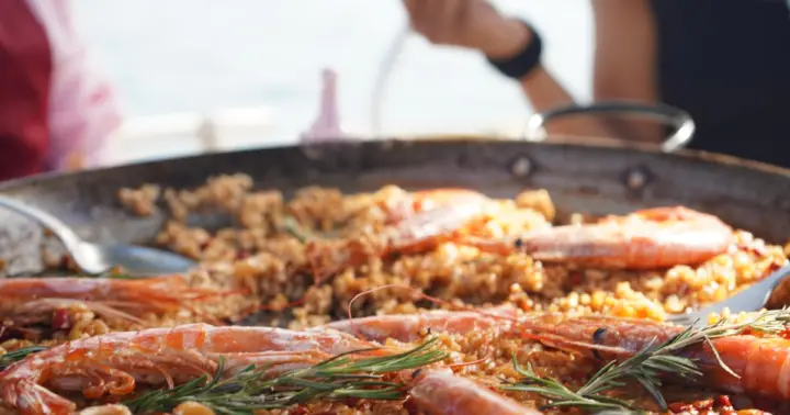 Barcelona: paseo en velero con paella, bebidas y parada para nadar