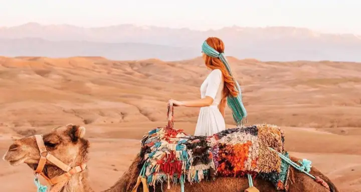 Paseo en camello al atardecer en el desierto de Agafay