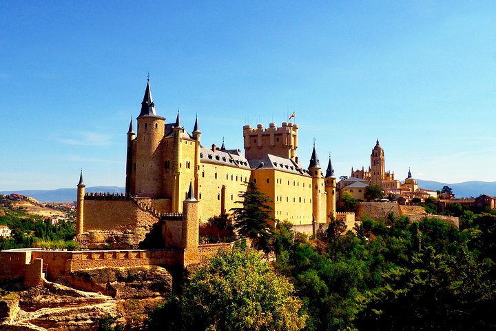 Excursión a Segovia con Bodega y Degustación en Grupo Pequeño desde Madrid