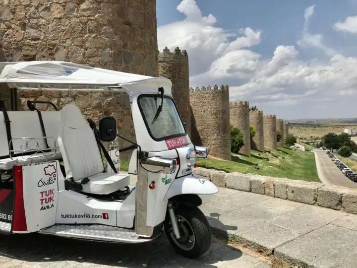 TOUR GUÍADO EN TUK TUK POR ÁVILA (COMPLETO, 1 HORA)