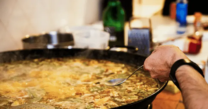 Valencia: Experience your own paella (with shopping at the Russafa Market)