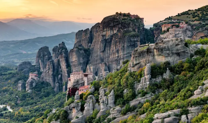 Atenas: excursión de 2 días a Meteora con cuevas y monasterios + hotel