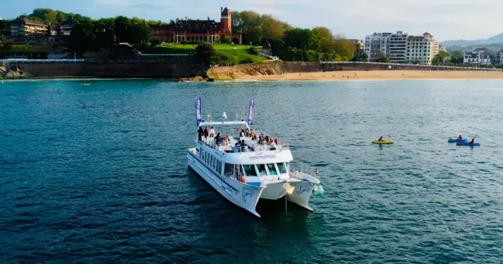 San Sebastián: crucero sostenible en catamarán con audioguía
