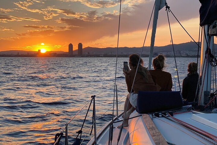 Crucero al atardecer por Barcelona con barra libre de cava y aperitivos