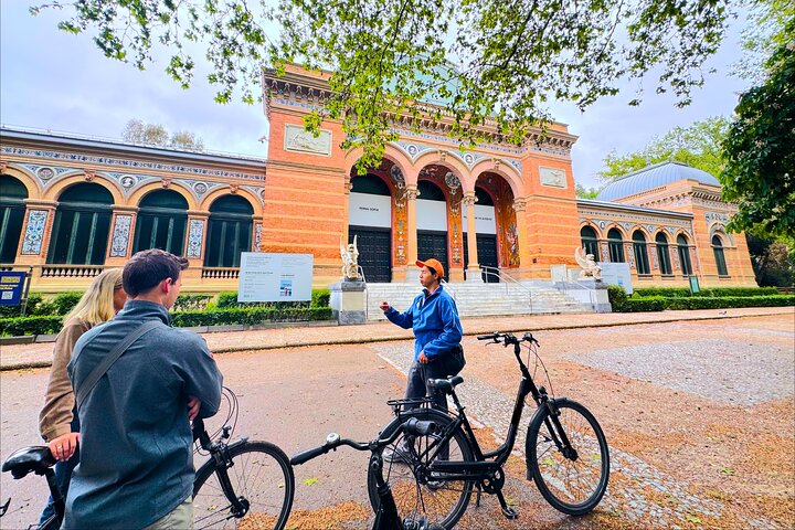 Excursión en bicicleta por Madrid con Churros y vino, jamón y queso