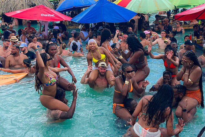 Fiesta en Bote en la Isla de Cholón