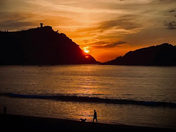 San Sebastian: Sunset desde el mar en catamarán ecológico