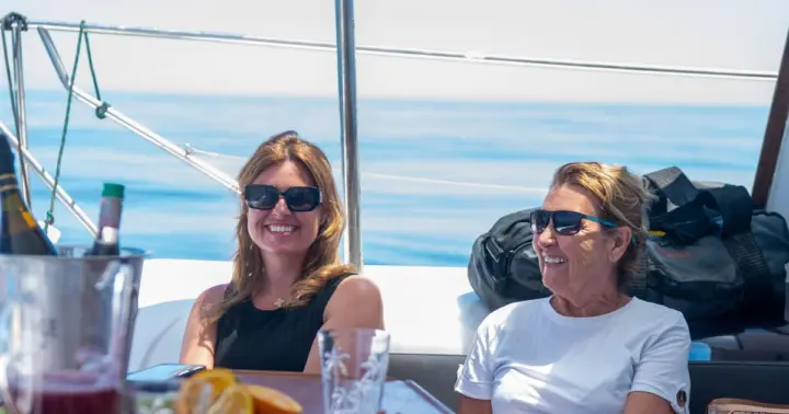 Benalmádena Tour en Catamarán: Degustación Tapas, Bebidas, Baños & Delfines