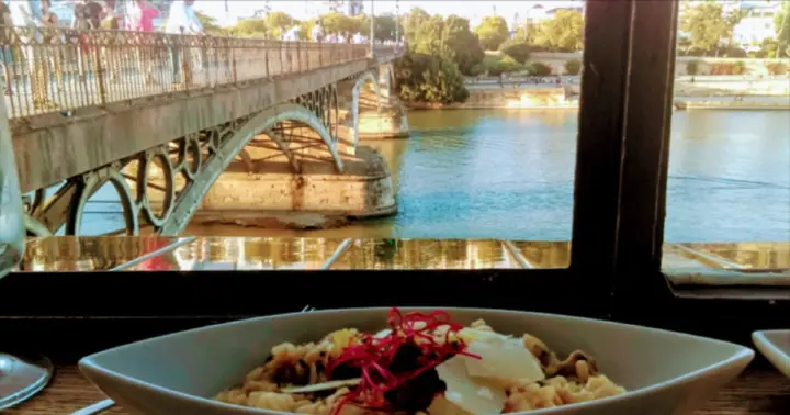 Recorrido de tapas de 3 horas por Triana, el animado barrio de Sevilla