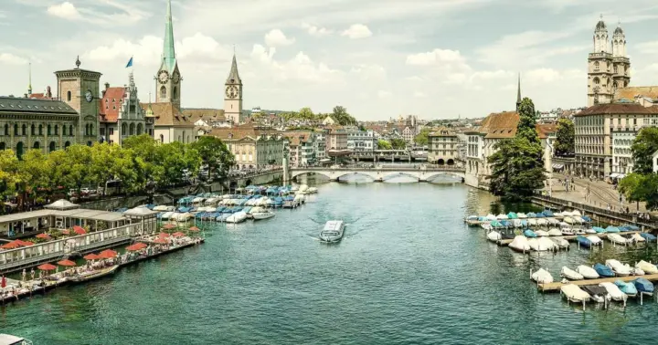 Zurich: Guided Tour, Lake Cruise & Lindt Home of Chocolate
