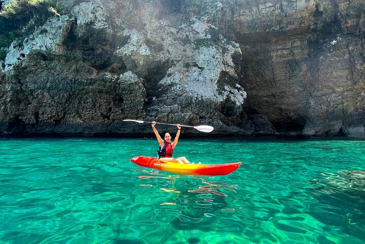 Paraíso del kayak: tour de snorkel, cueva y salto desde acantilados en Cala Portixol