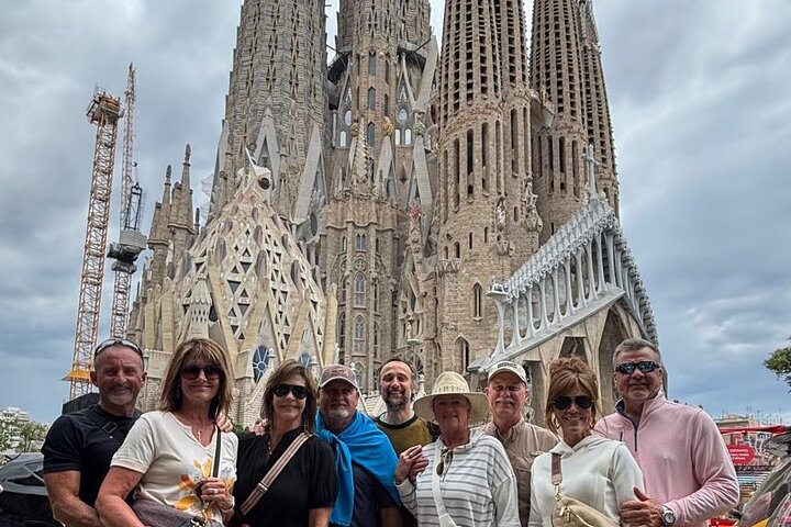 Tour Privado de Barcelona. Sagrada Familia y Parque Güell con Tapas