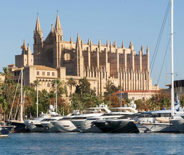 Excursión en barco con audioguía por los lugares más emblemáticos de Palma