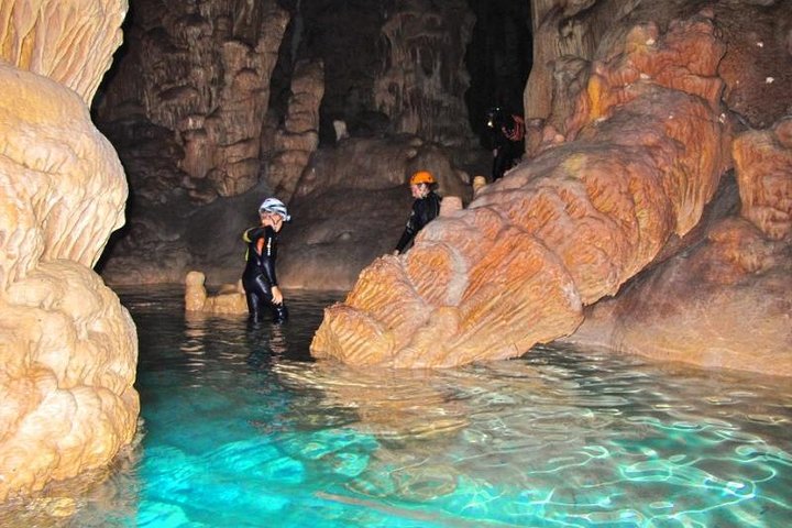 Aventura en la cueva del agua de Cala Romantica