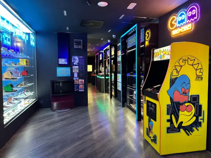 Málaga: Ticket de entrada al Museo del Videojuego OXO