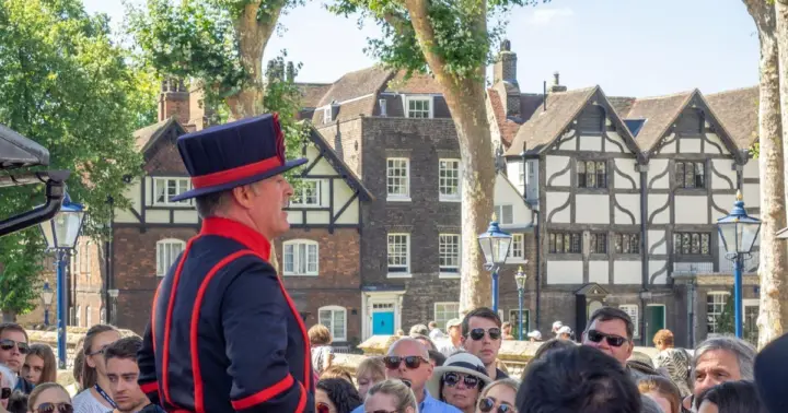 Tower of London Early Access with Beefeater and Crown Jewels