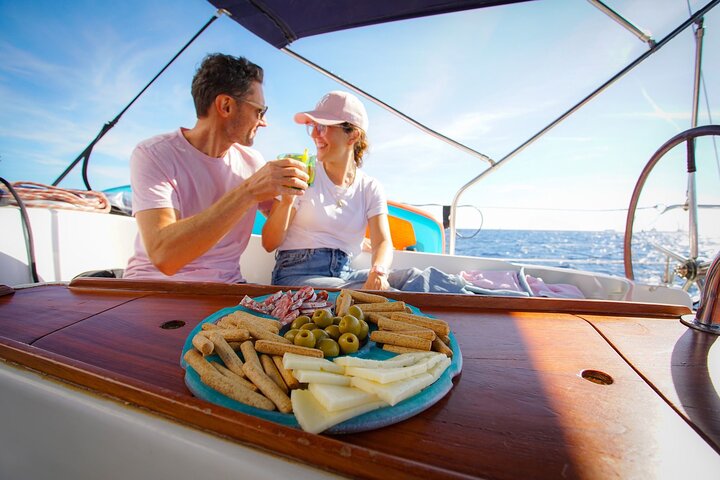Barcelona Sailing Experience: Tapas Españolas y Barra Libre Premium