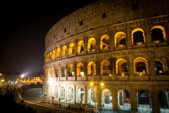 Visita nocturna al Coliseo con acceso opcional a la arena