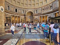 Entrada al Panteón de Agripa sin colas