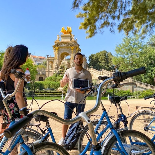 Barcelona: Excursión en Bicicleta en Grupo desde las Casas de Gaudí a la Barceloneta