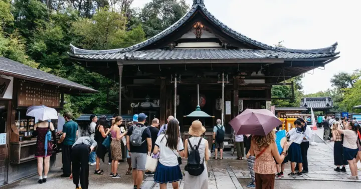 From Osaka: Kyoto Bus Tour: Nijo, Arashiyama & Fushimi Inari