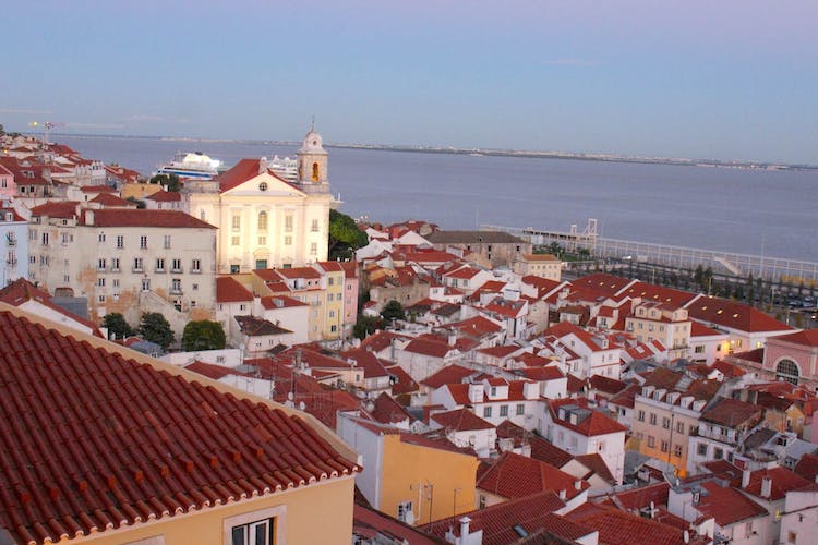 Lisboa Vieja en tuk-tuk con degustación gastronómica