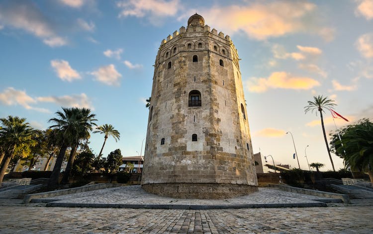 Casco histórico de Triana con recorrido a pie por el río Guadalquivir