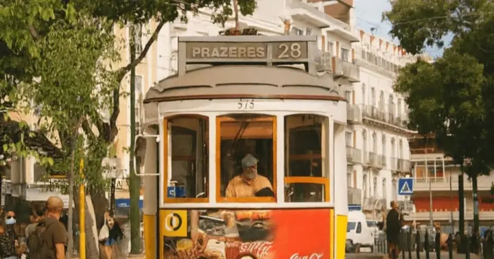 Lisboa: Tranvía 28, Alfama y tour a pie con tarta de crema