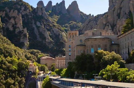 Excursión de un día desde Barcelona: Montserrat, Cava y Sitges